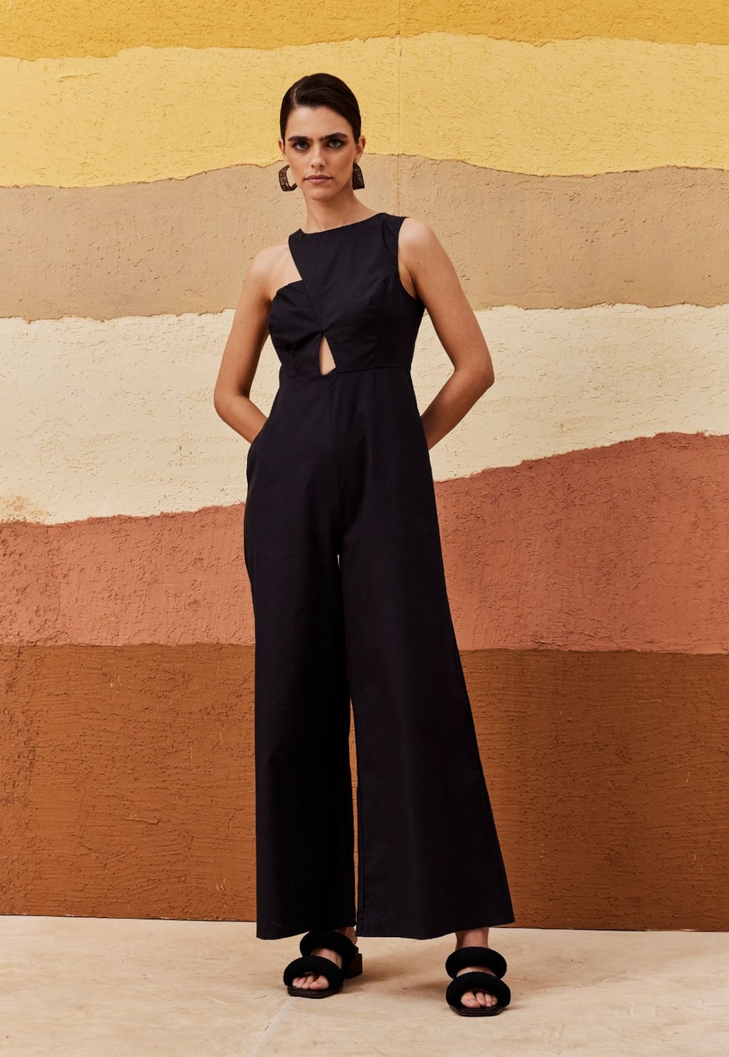 Macacão Recorte Assimétrico