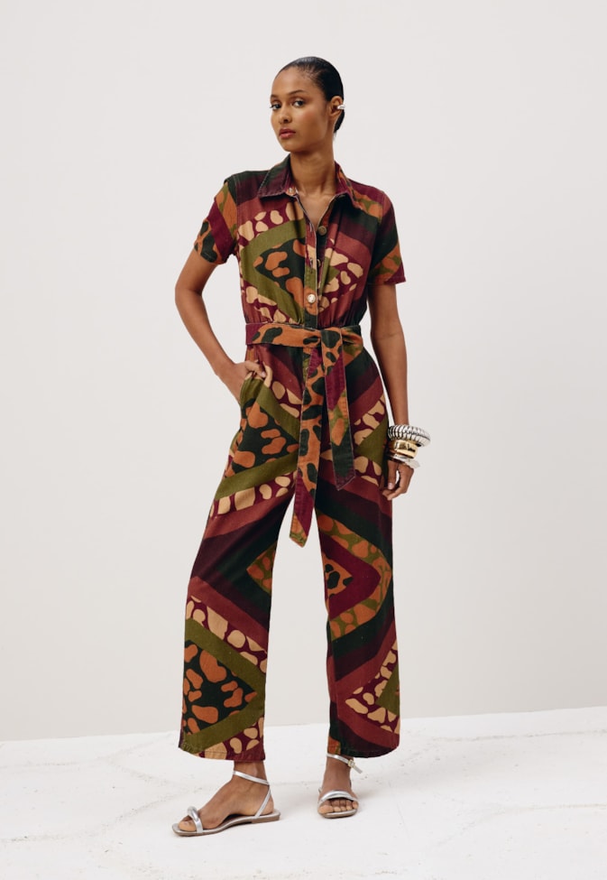 Macacão Sarja Faixa Estampado Leon