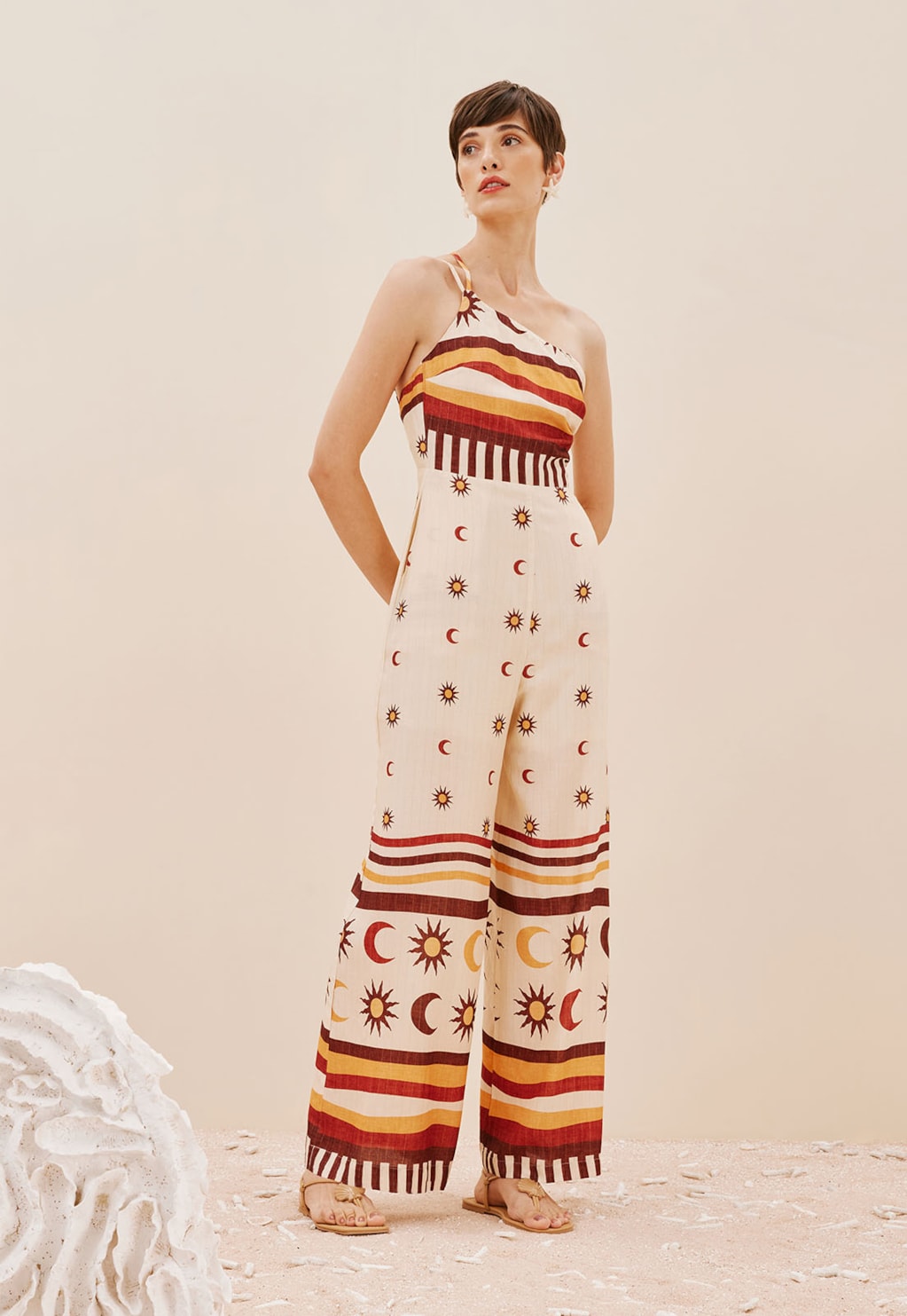 Macacão Um Ombro Só Estampado Dunas Douradas