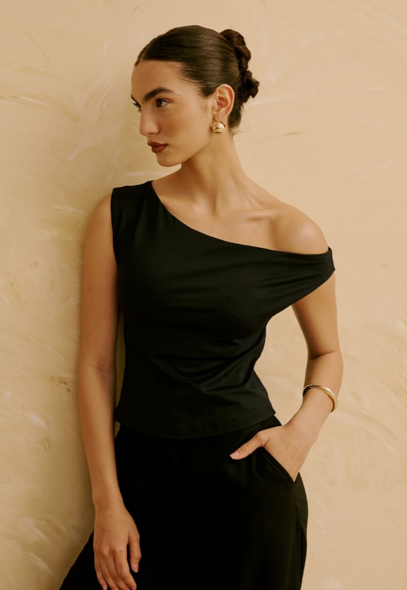 Regata com Decote Assimétrico Vista Frontal