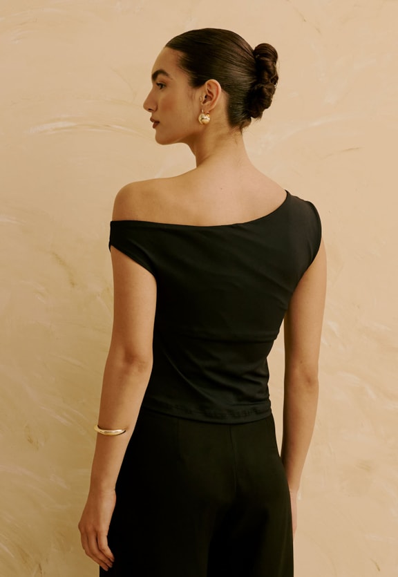 Regata com Decote Assimétrico Vista Traseira