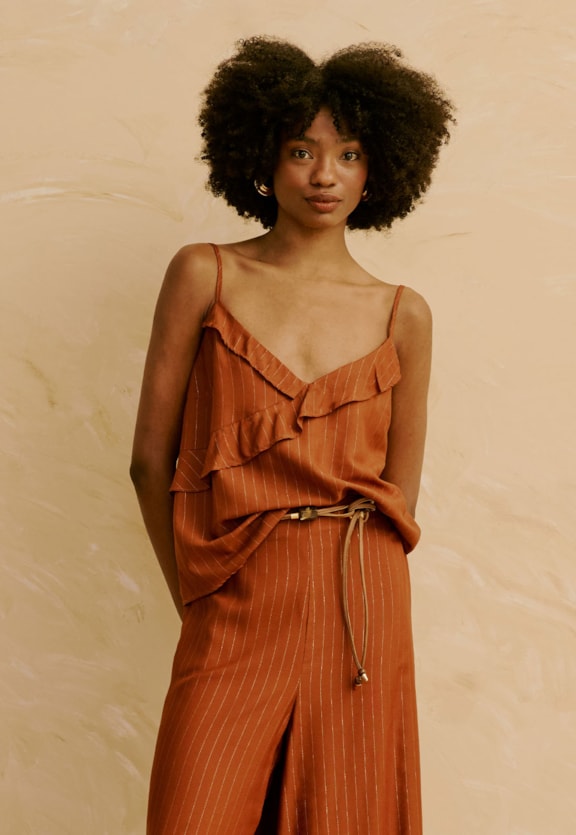 Regata Lisa com Babados no Decote Vista Frontal