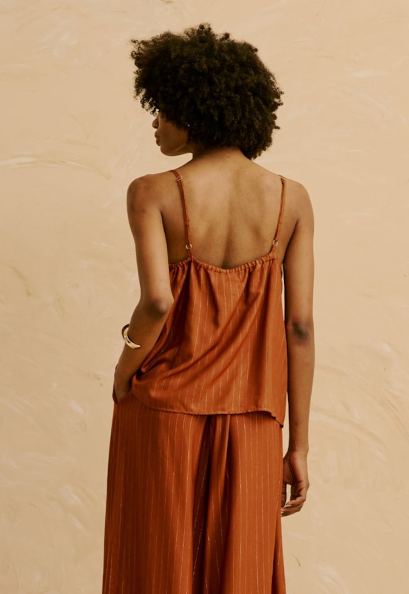 Regata Lisa com Babados no Decote Vista Traseira