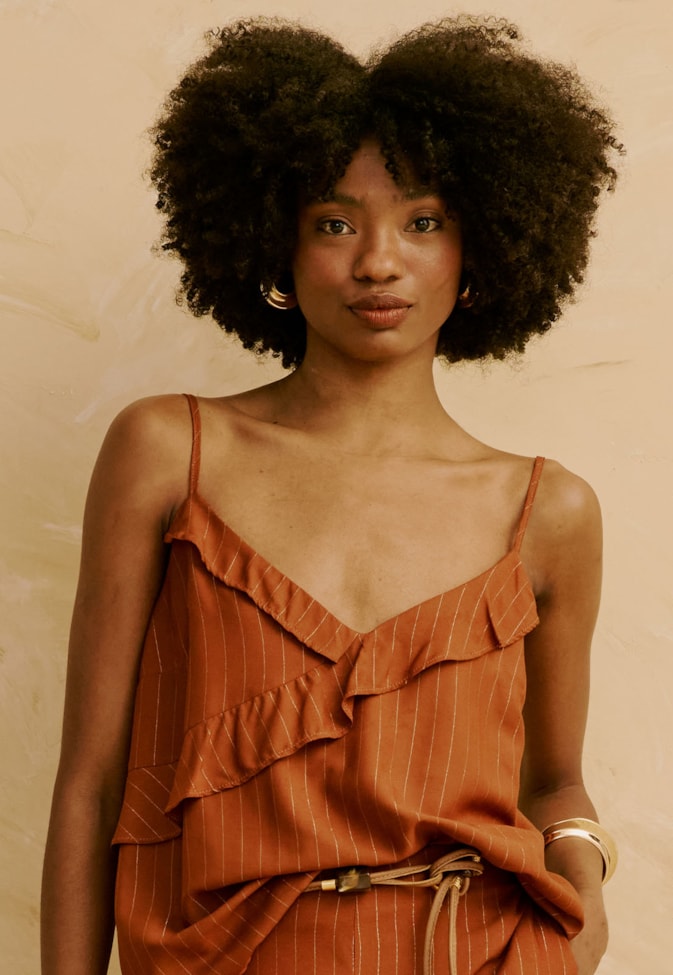 Regata Lisa com Babados no Decote