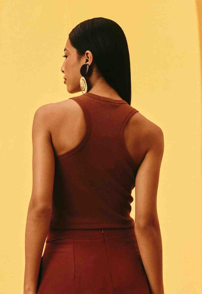 Regata Rib Cropped Bordado Cesto