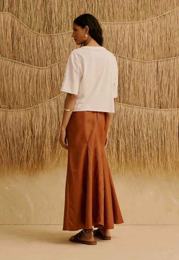 Saia Midi Lisa com Nesgas Vista Traseira