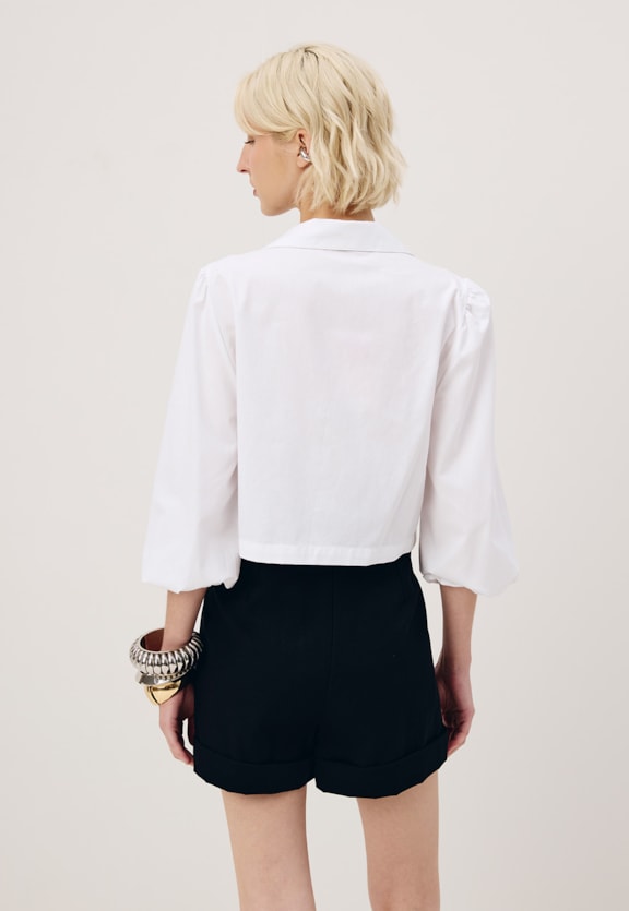 Short Alfaiataria com Pregas Vista Traseira