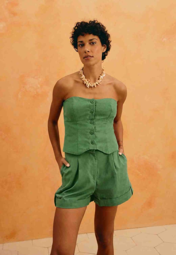 Short Liso Pregas Bolsos Vista Frontal