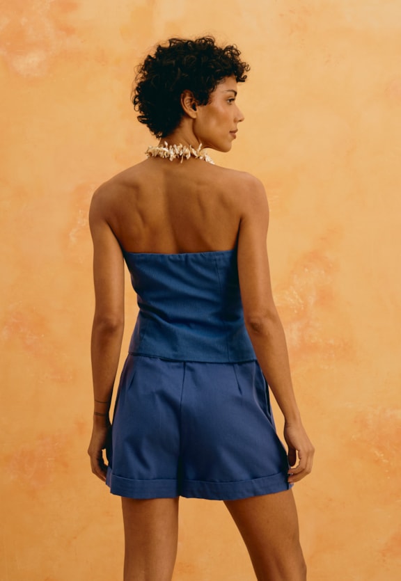 Short Liso Pregas Bolsos Vista Traseira