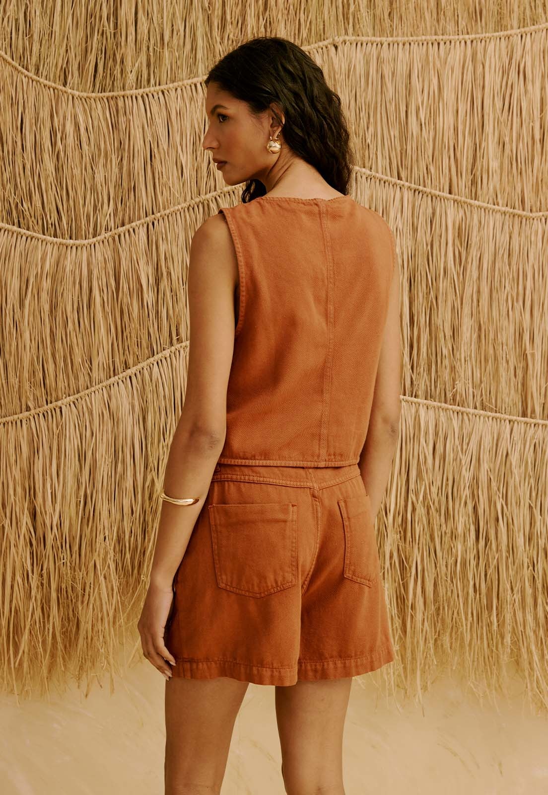 Short Sarja Liso Cós Alfaiataria  Vista Traseira