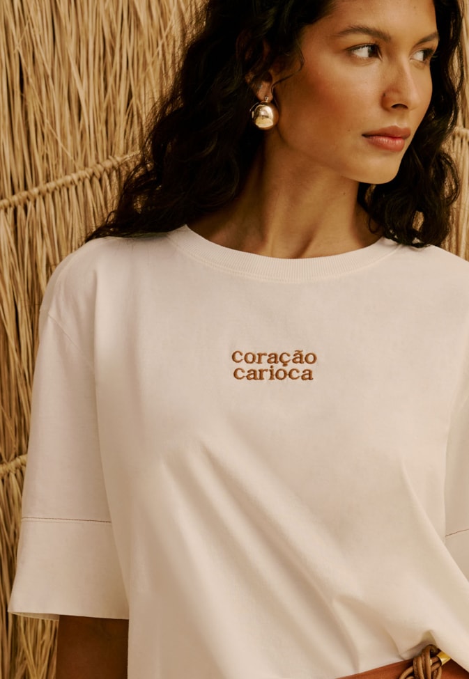 T-Shirt Bordada Coração Carioca