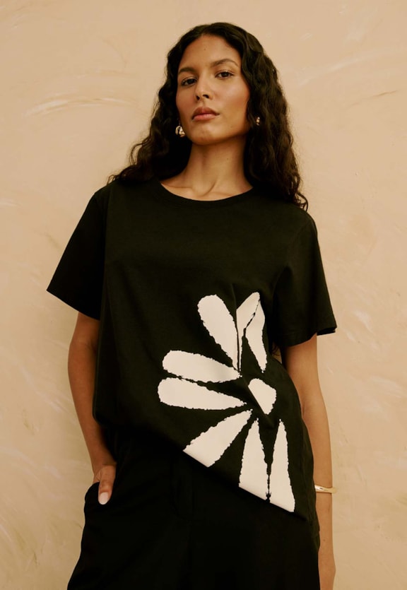 T-Shirt Flor Lateral Vista Frontal