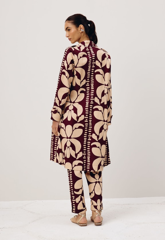 Trench Coat Fendas Laterais Estampado Calle Vista Frontal