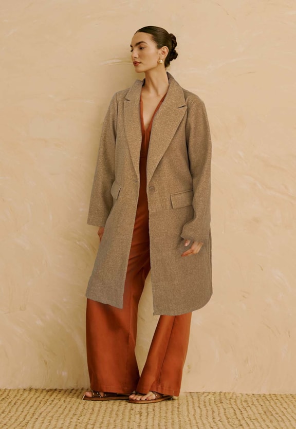 Trench Coat Liso Alongado Vista Frontal