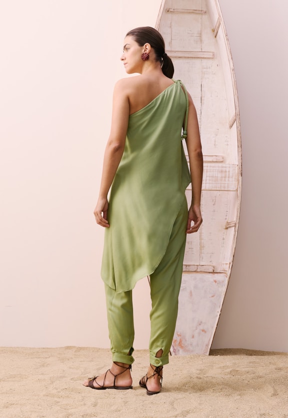 Veste Assimétrica com Corda Vista Traseira