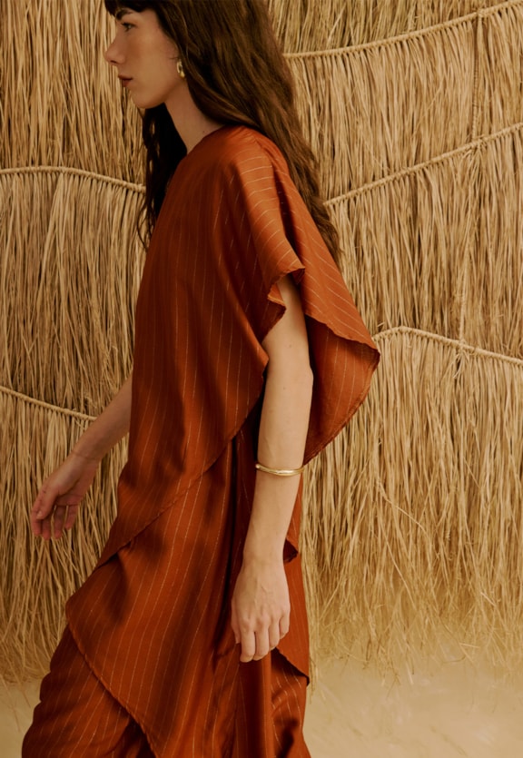 Veste Assimétrica Lisa Cascata  Vista Traseira