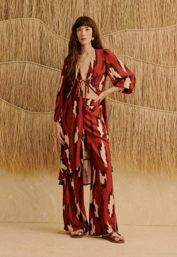 Veste Bata Manga Longa Estampada Chimu Marrom Vista Frontal