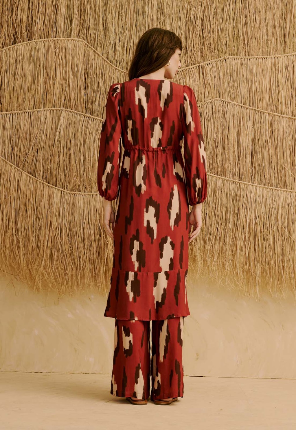 Veste Bata Manga Longa Estampada Chimu Marrom