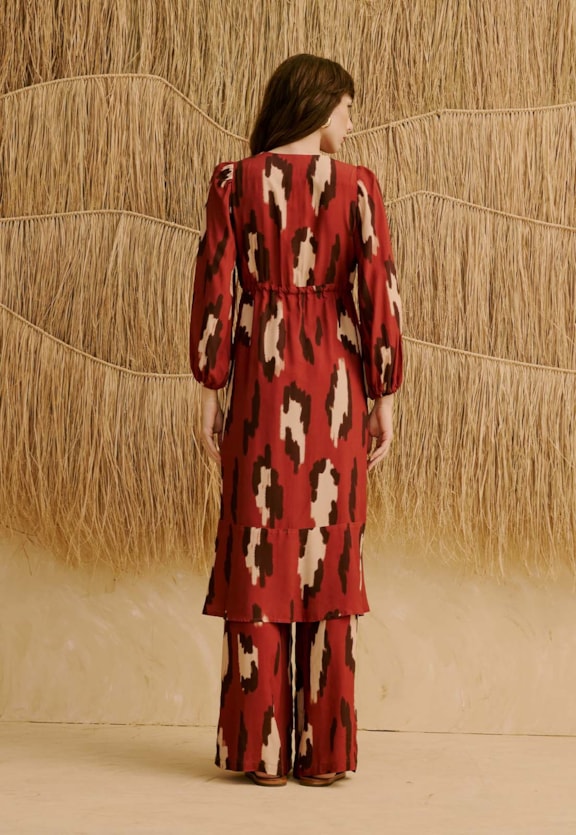 Veste Bata Manga Longa Estampada Chimu Marrom Vista Traseira