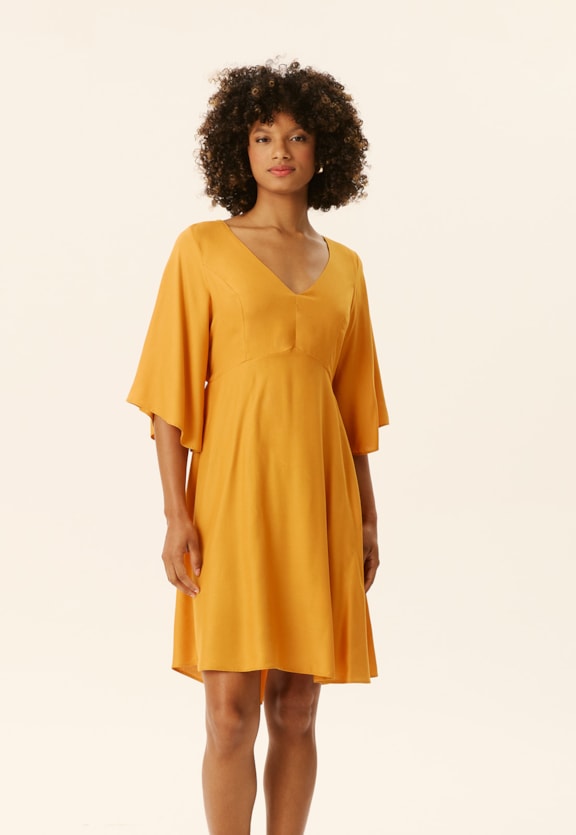 Vestido Curto Abertura Costas Vista Frontal