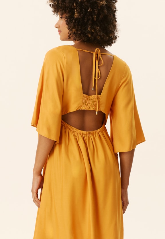 Vestido Curto Abertura Costas Vista Traseira