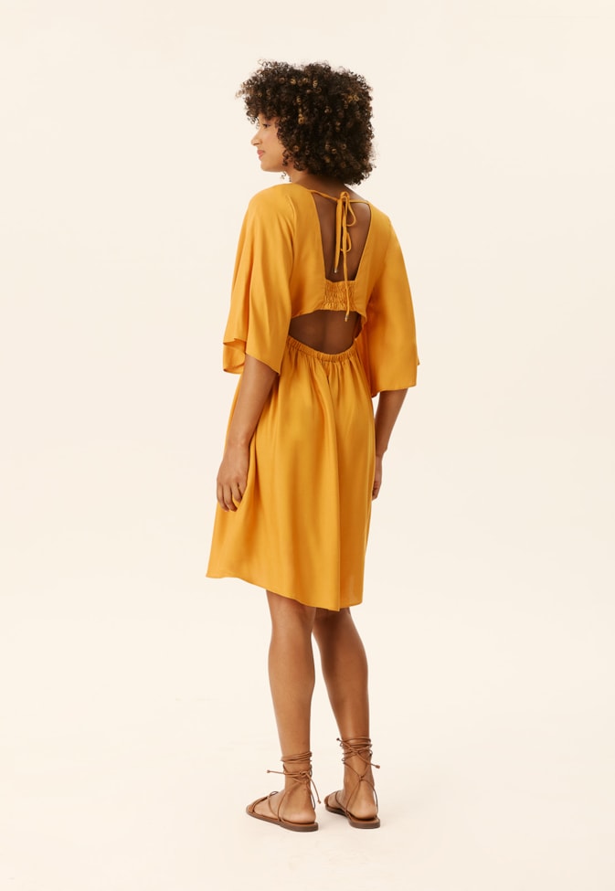 Vestido Curto Abertura Costas