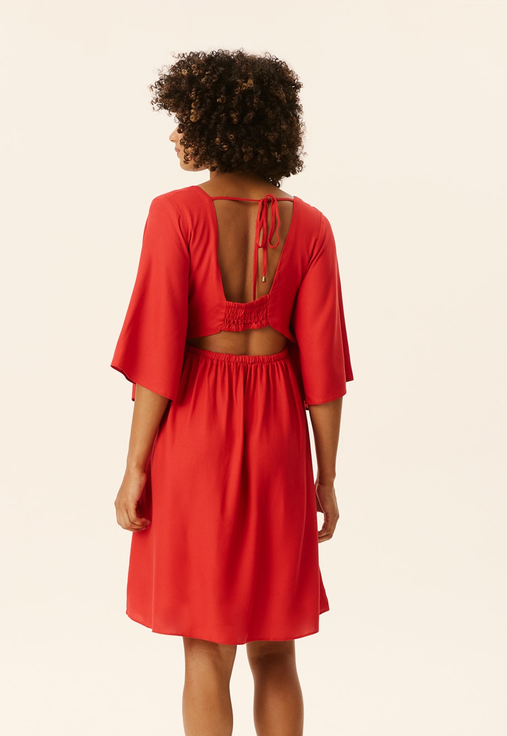 Vestido Curto Abertura Costas