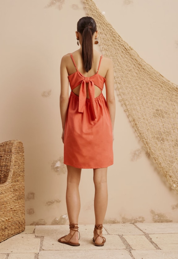 Vestido Curto Amarração Costas Liso Vista Traseira
