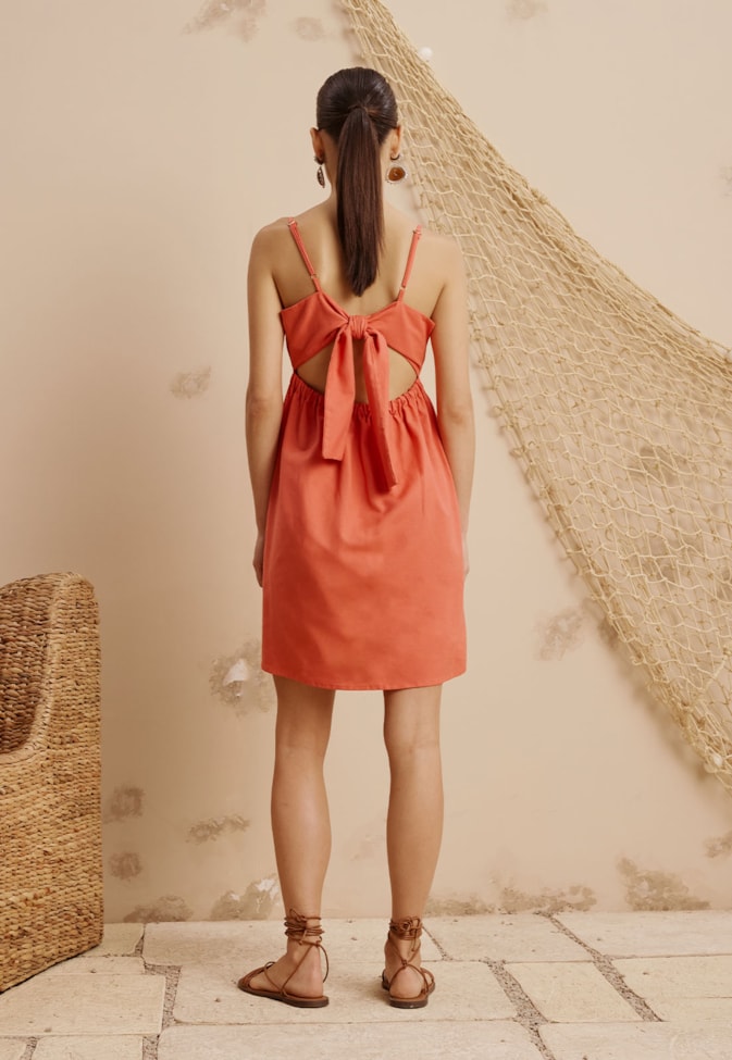 Vestido Curto Amarração Costas Liso