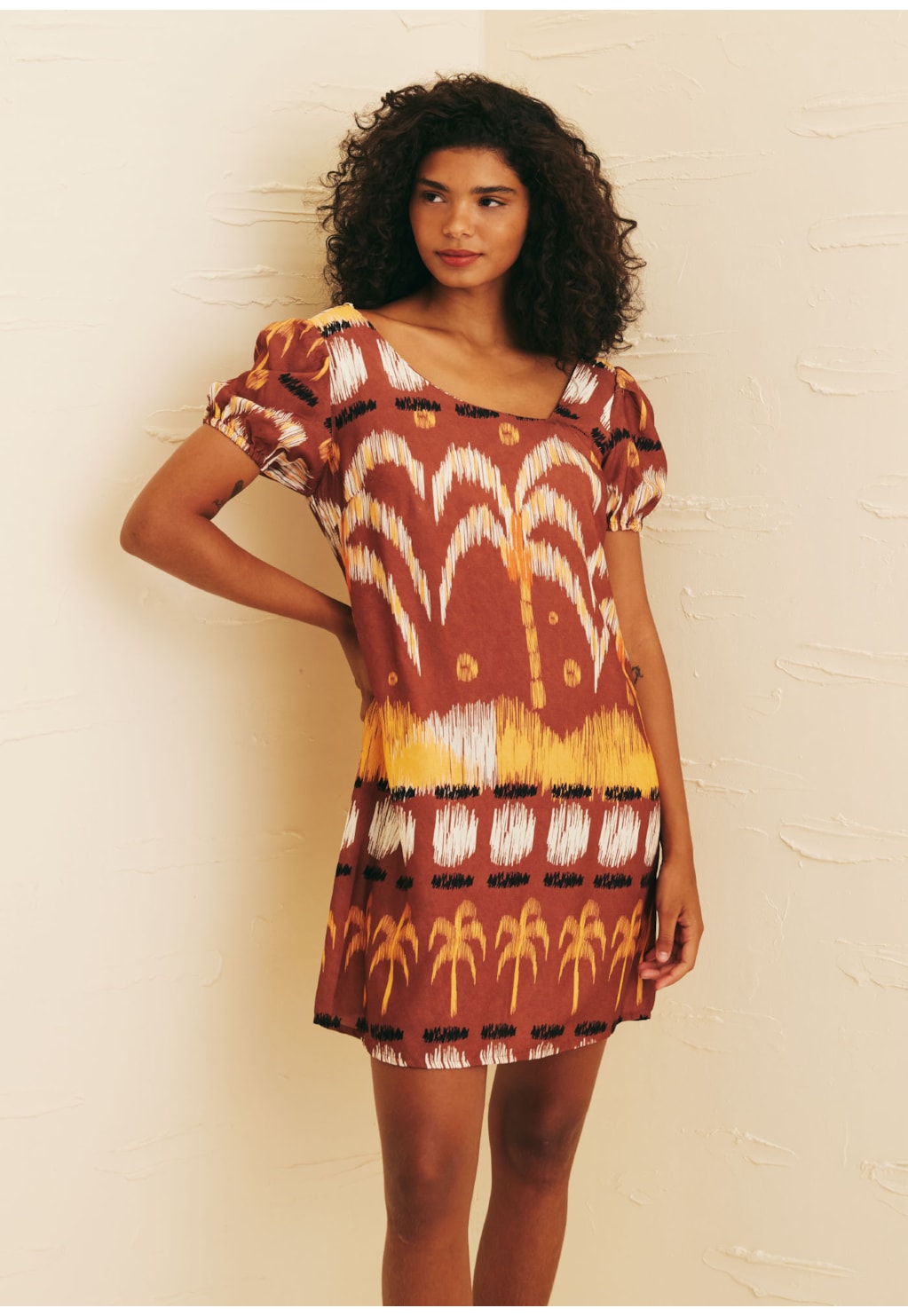 Vestido Curto Decote Assimétrico Estampado Huacachina