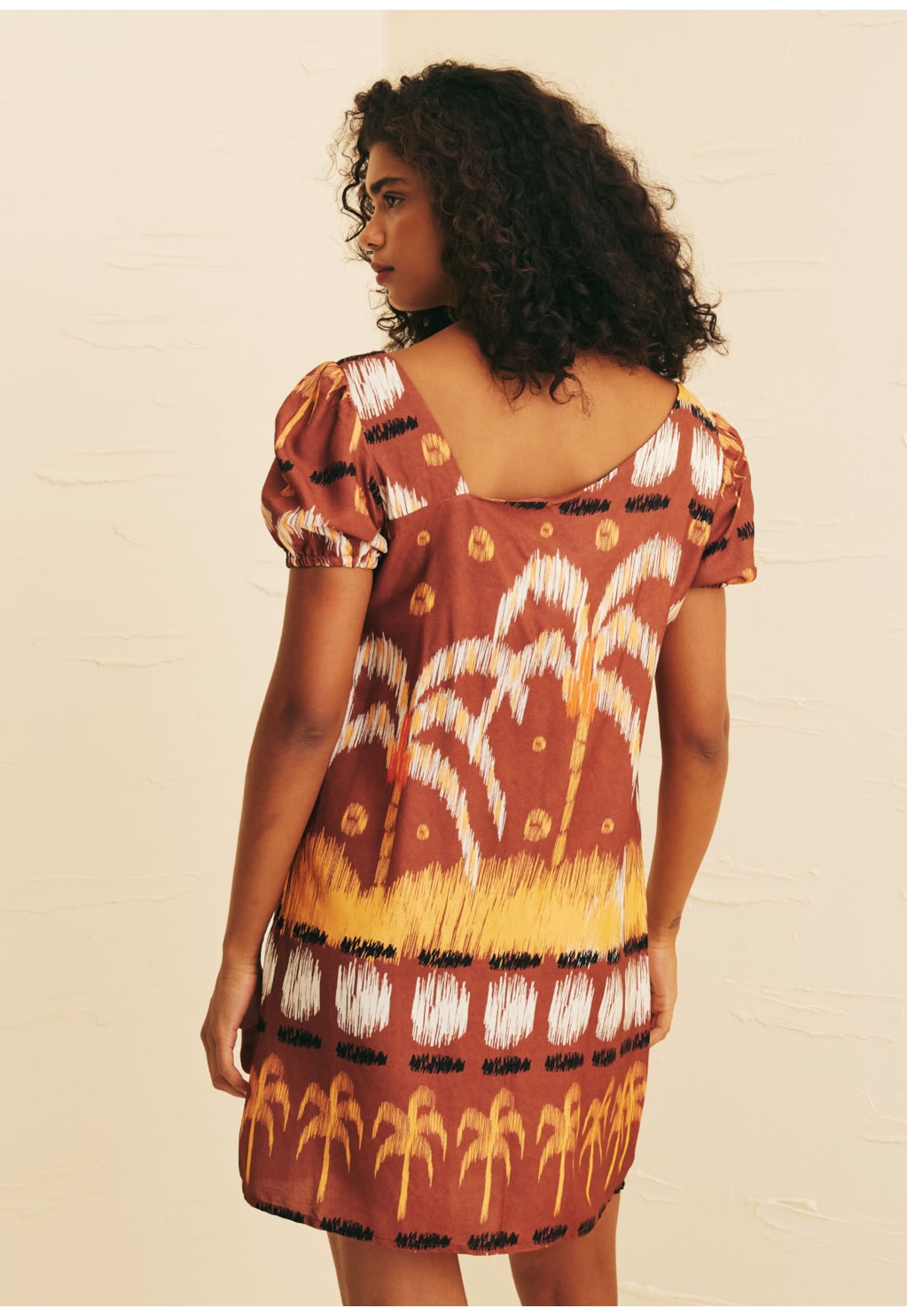 Vestido Curto Decote Assimétrico Estampado Huacachina