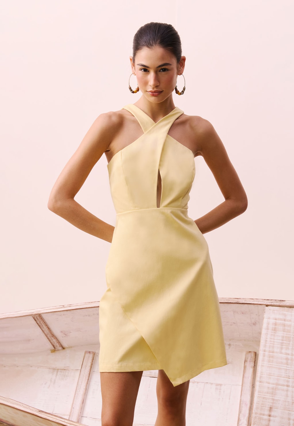 Vestido Curto Decote Cruzado