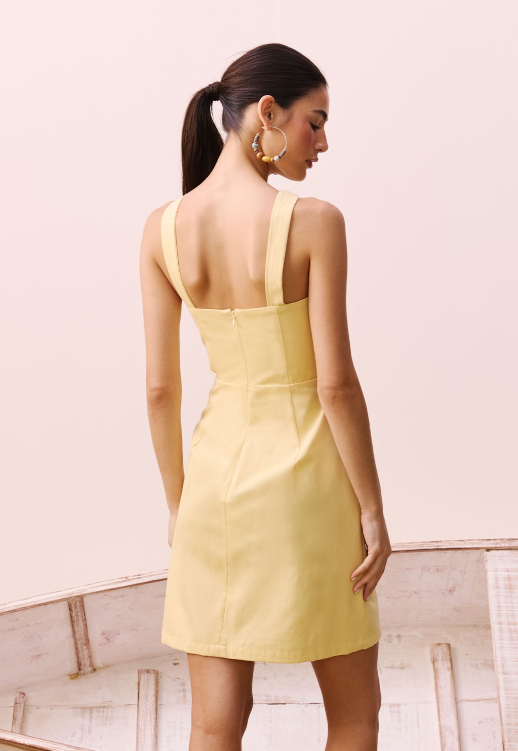 Vestido Curto Decote Cruzado