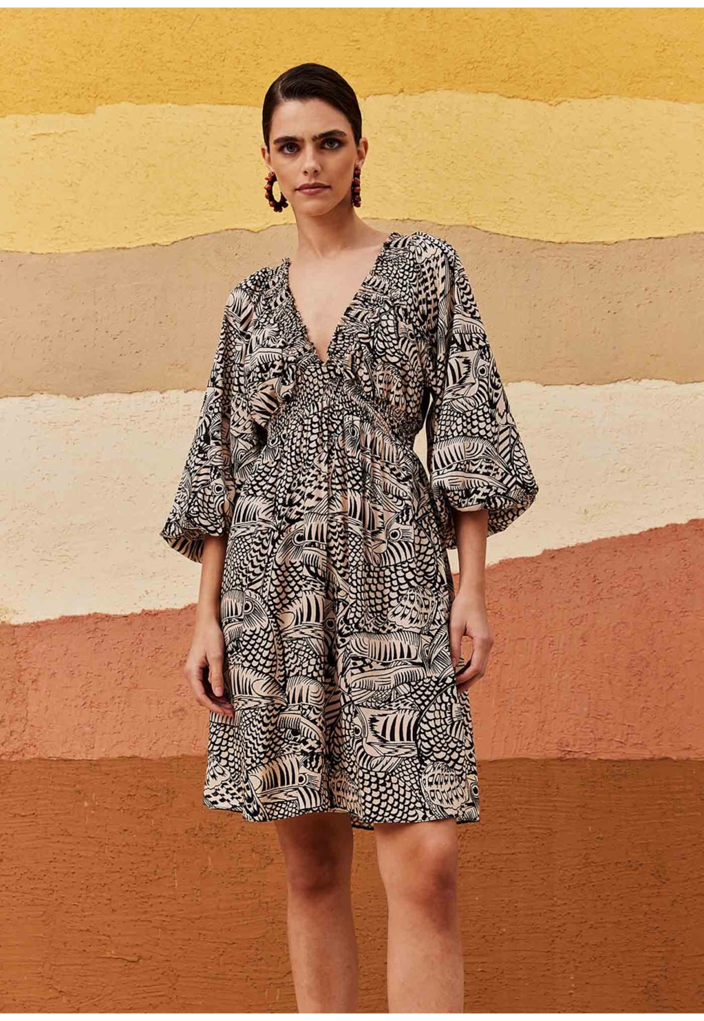 Vestido Curto Decote Pala Lastex Estampado Tucán