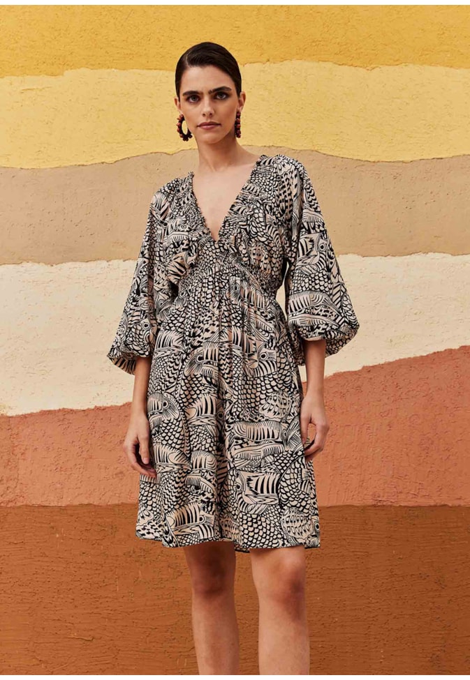 Vestido Curto Decote Pala Lastex Estampado Tucán