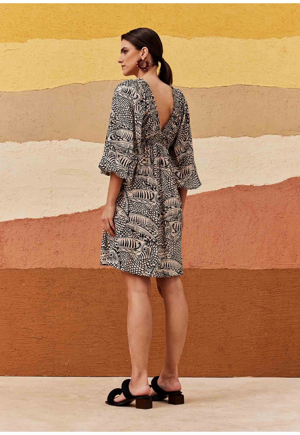 Vestido Curto Decote Pala Lastex Estampado Tucán