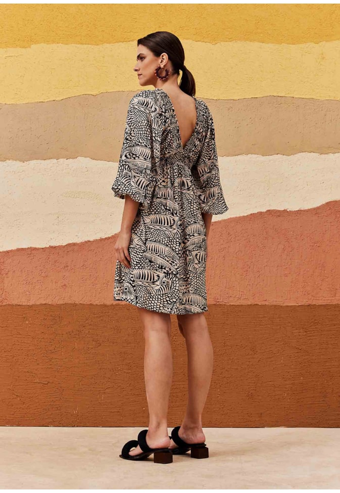 Vestido Curto Decote Pala Lastex Estampado Tucán