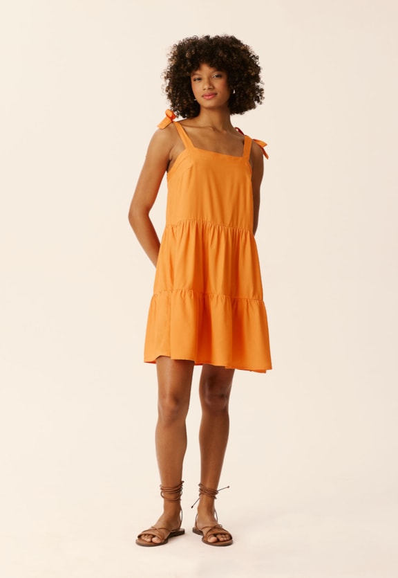 Vestido Curto Decote Reto e Marias Liso Vista Traseira