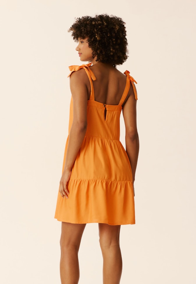 Vestido Curto Decote Reto e Marias Liso