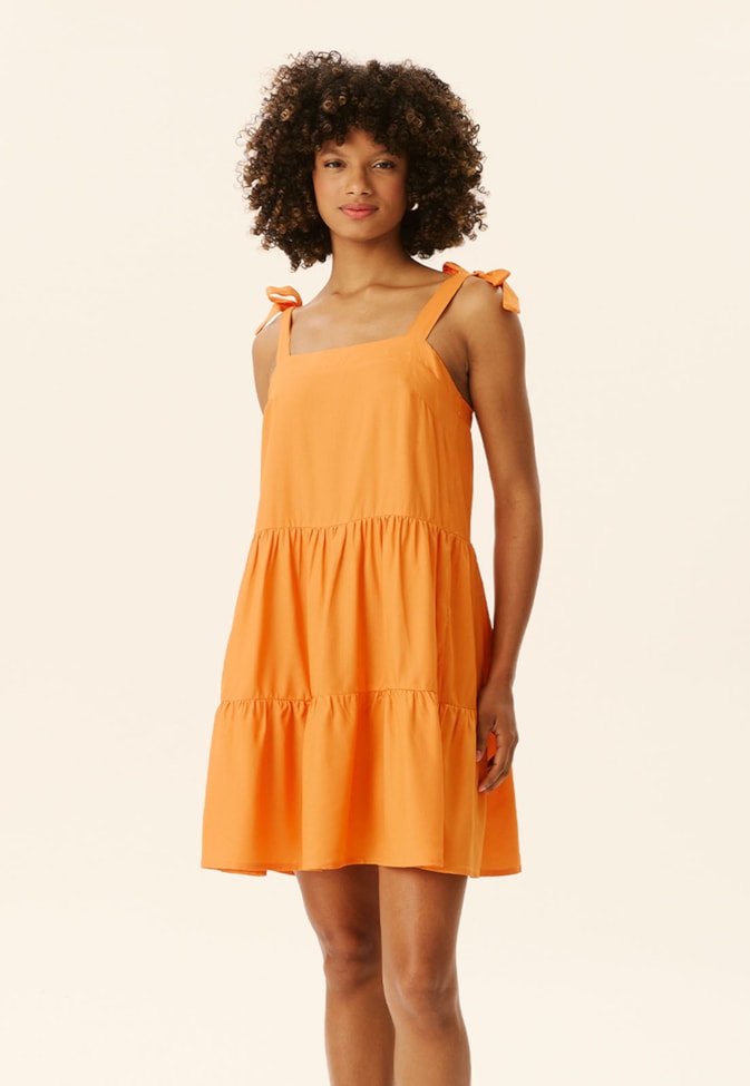 Vestido Curto Decote Reto e Marias Liso