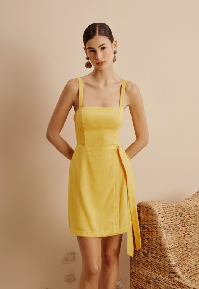 Vestido Curto Decote Reto Saia Transpassada