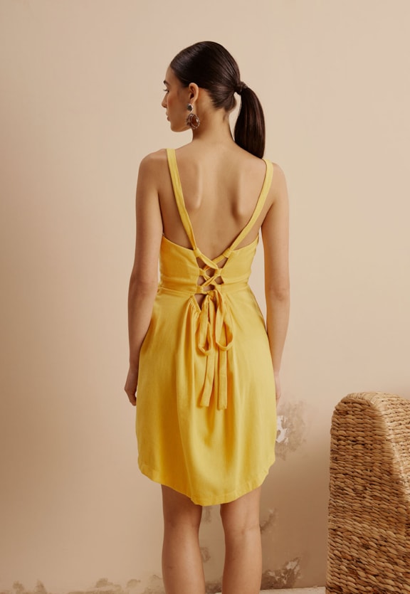 Vestido Curto Decote Reto Saia Transpassada Vista Traseira