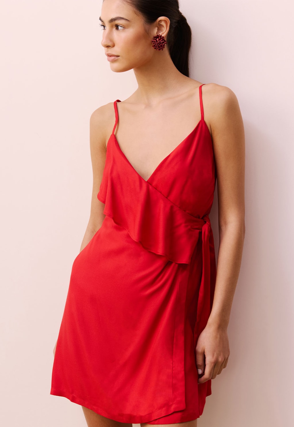 Vestido Curto Detalhe Babado