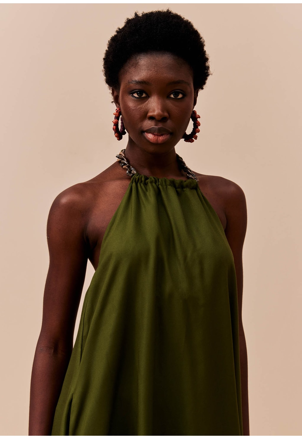 Vestido Curto Detalhe Corrente Pescoço