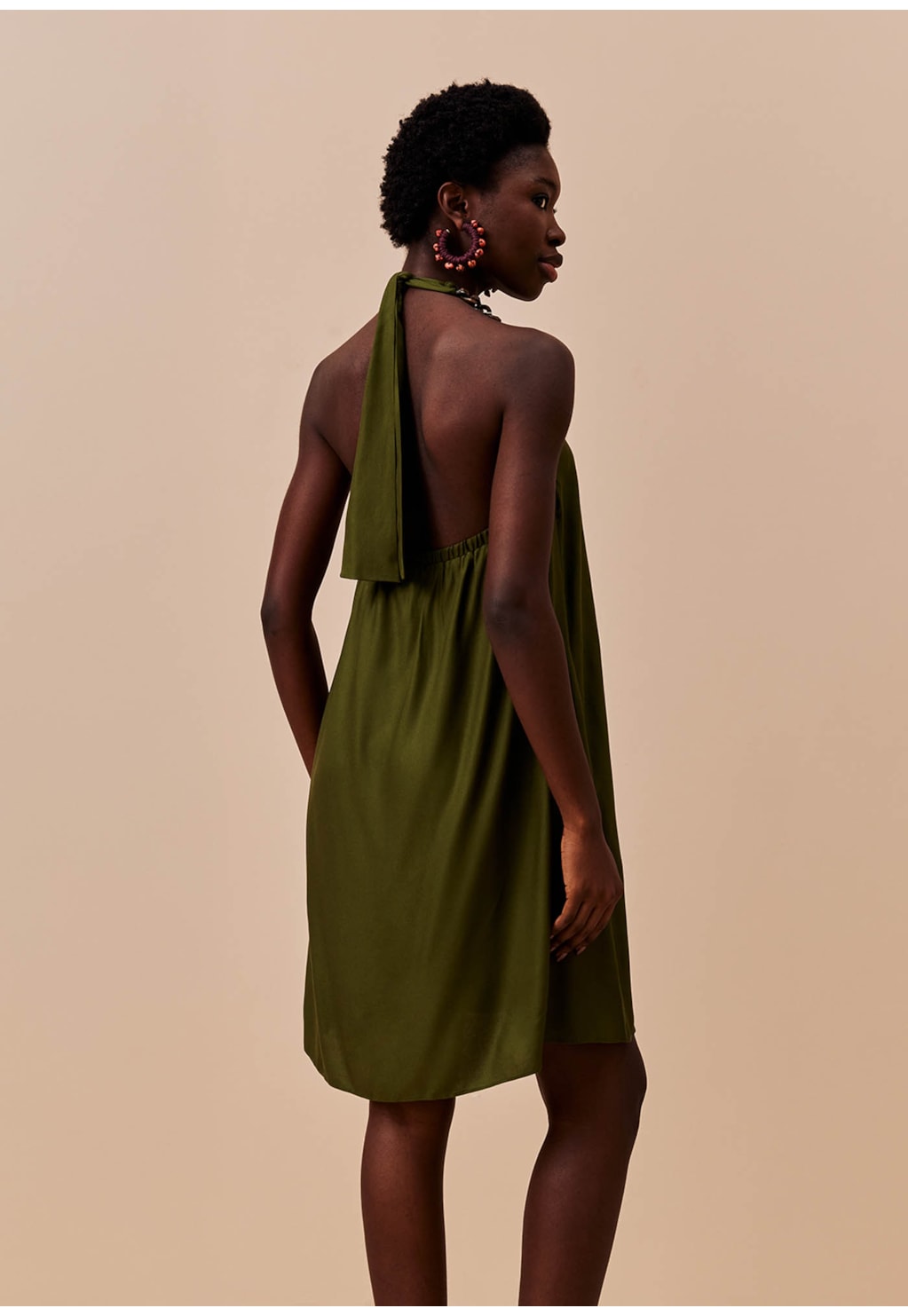 Vestido Curto Detalhe Corrente Pescoço