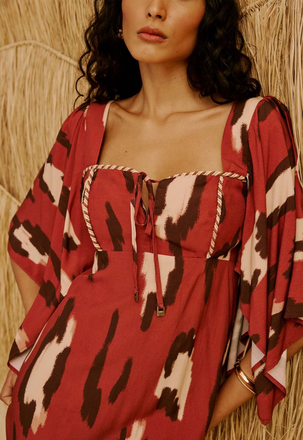 Vestido Curto Detalhe Vivo Estampado Chimu Marrom