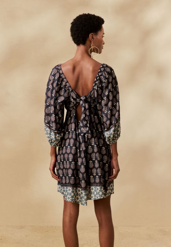 Vestido Curto Estampado Cielo Inca Vista Traseira