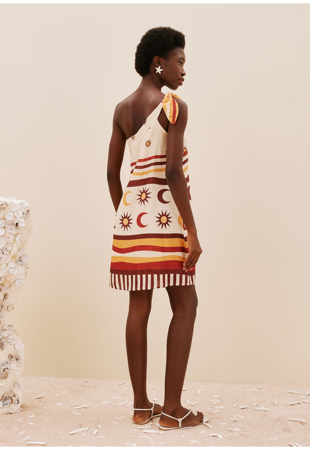 Vestido Curto Laço Ombro Estampado Dunas Douradas