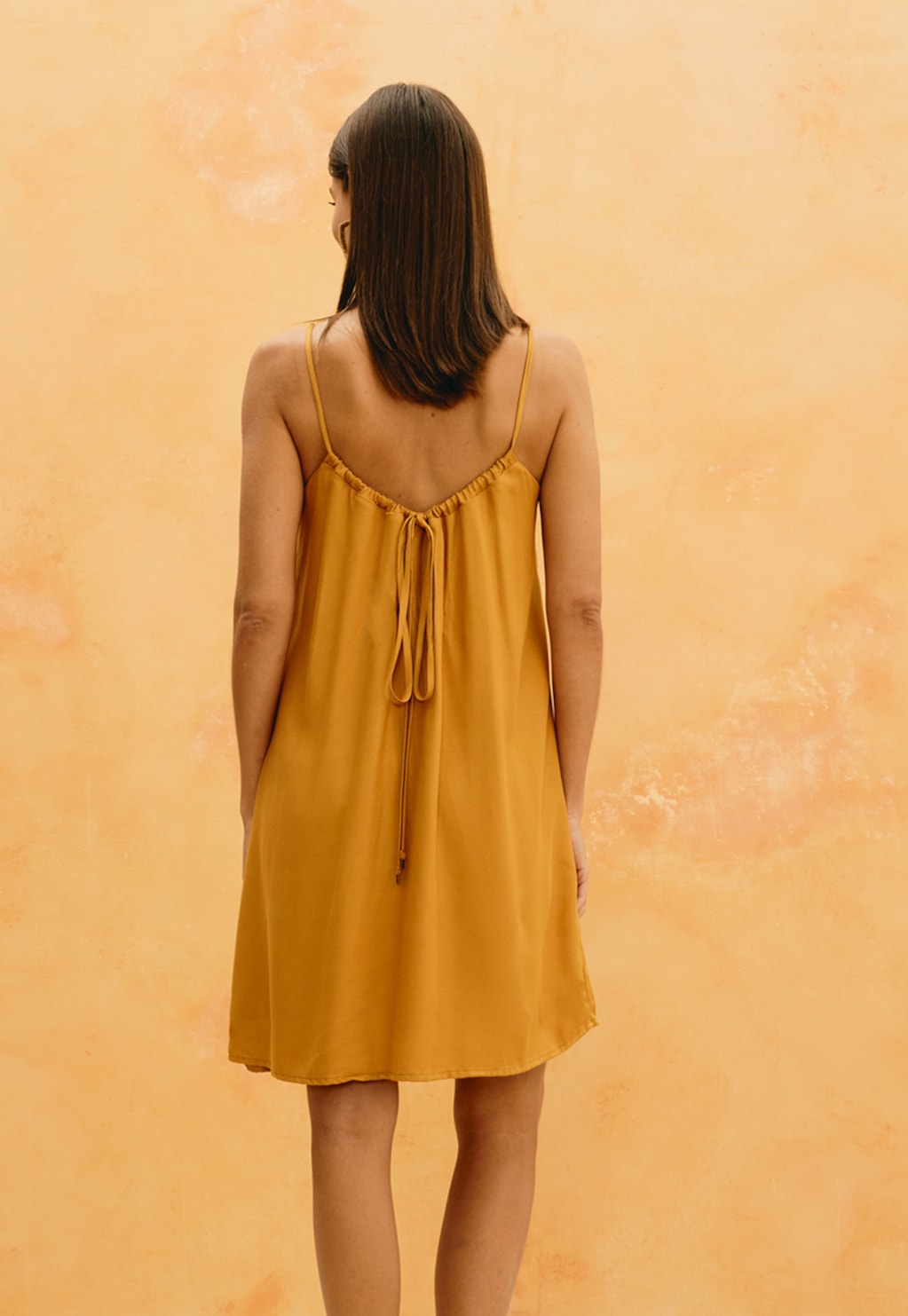 Vestido Curto Liso Alças Ponteiras