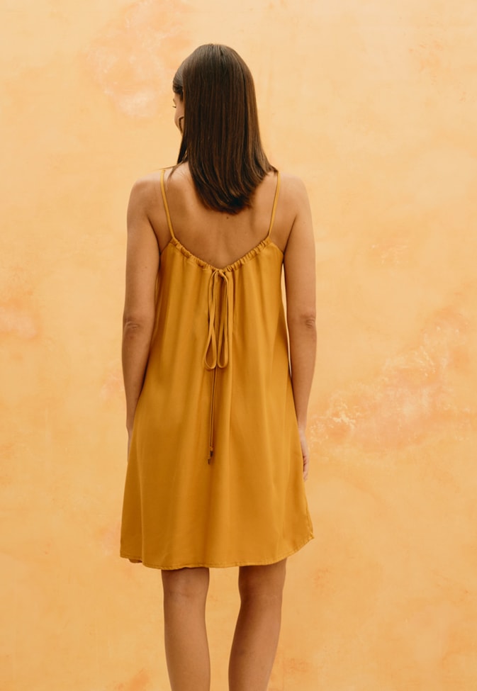 Vestido Curto Liso Alças Ponteiras
